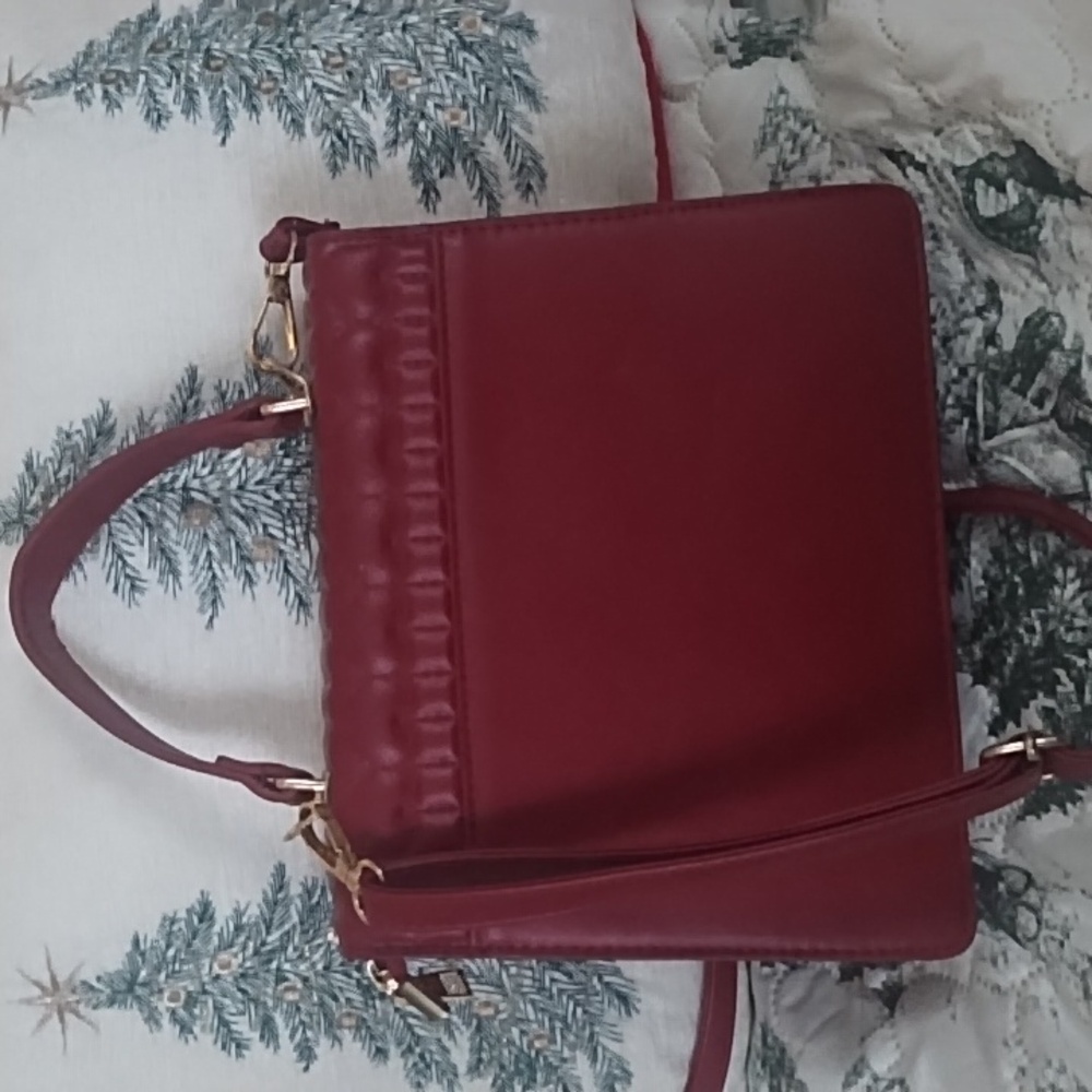 Luxurious Red Quilted Shoulder Bag - Picture 4 of 5